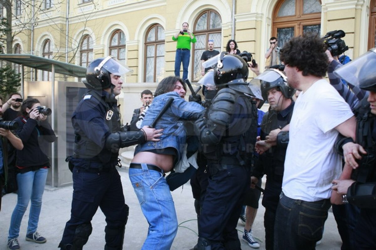 VIDEO şi FOTO Imagini dure de la mitingul "Ştiinţa nu moare" » Aproximativ 40 de persoane reţinute. Vezi cum jandarmii tîrăsc de păr un fan oltean