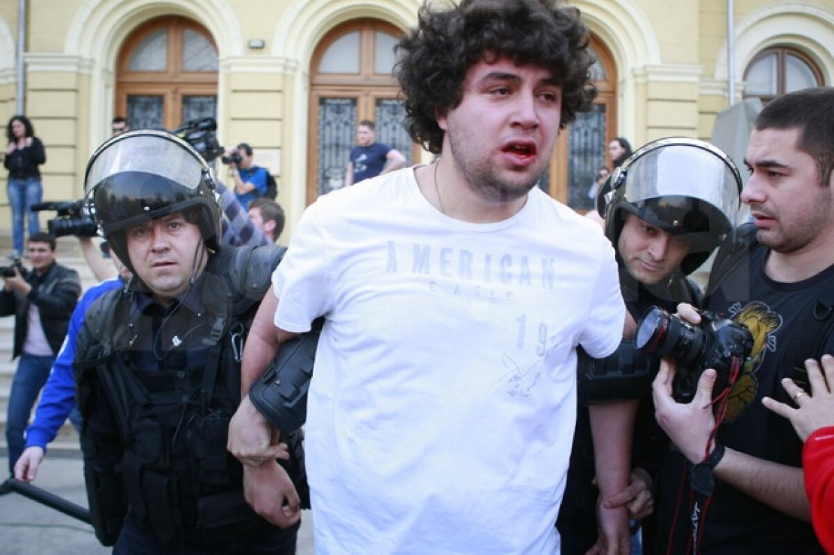 VIDEO şi FOTO Imagini dure de la mitingul "Ştiinţa nu moare" » Aproximativ 40 de persoane reţinute. Vezi cum jandarmii tîrăsc de păr un fan oltean