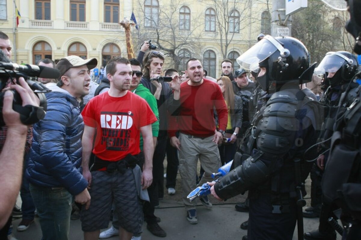 VIDEO şi FOTO Imagini dure de la mitingul "Ştiinţa nu moare" » Aproximativ 40 de persoane reţinute. Vezi cum jandarmii tîrăsc de păr un fan oltean