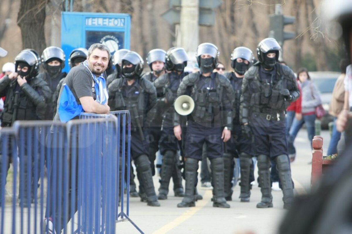 VIDEO şi FOTO Imagini dure de la mitingul "Ştiinţa nu moare" » Aproximativ 40 de persoane reţinute. Vezi cum jandarmii tîrăsc de păr un fan oltean