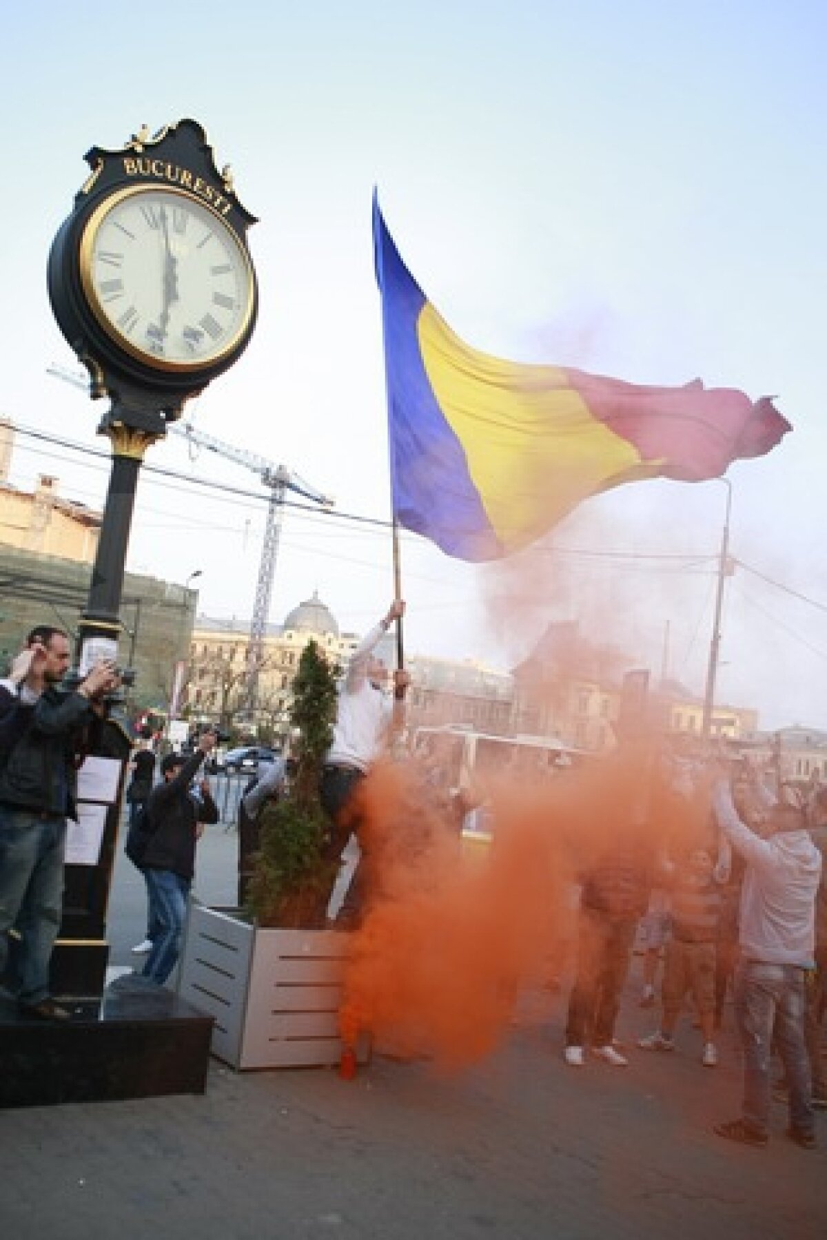 VIDEO şi FOTO Imagini dure de la mitingul "Ştiinţa nu moare" » Aproximativ 40 de persoane reţinute. Vezi cum jandarmii tîrăsc de păr un fan oltean