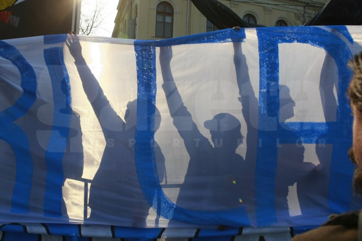 VIDEO şi FOTO Imagini dure de la mitingul "Ştiinţa nu moare" » Aproximativ 40 de persoane reţinute. Vezi cum jandarmii tîrăsc de păr un fan oltean