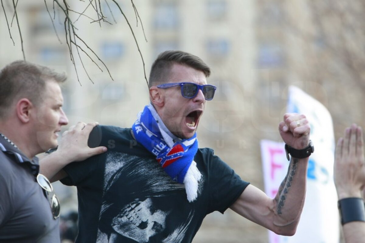 VIDEO şi FOTO Imagini dure de la mitingul "Ştiinţa nu moare" » Aproximativ 40 de persoane reţinute. Vezi cum jandarmii tîrăsc de păr un fan oltean