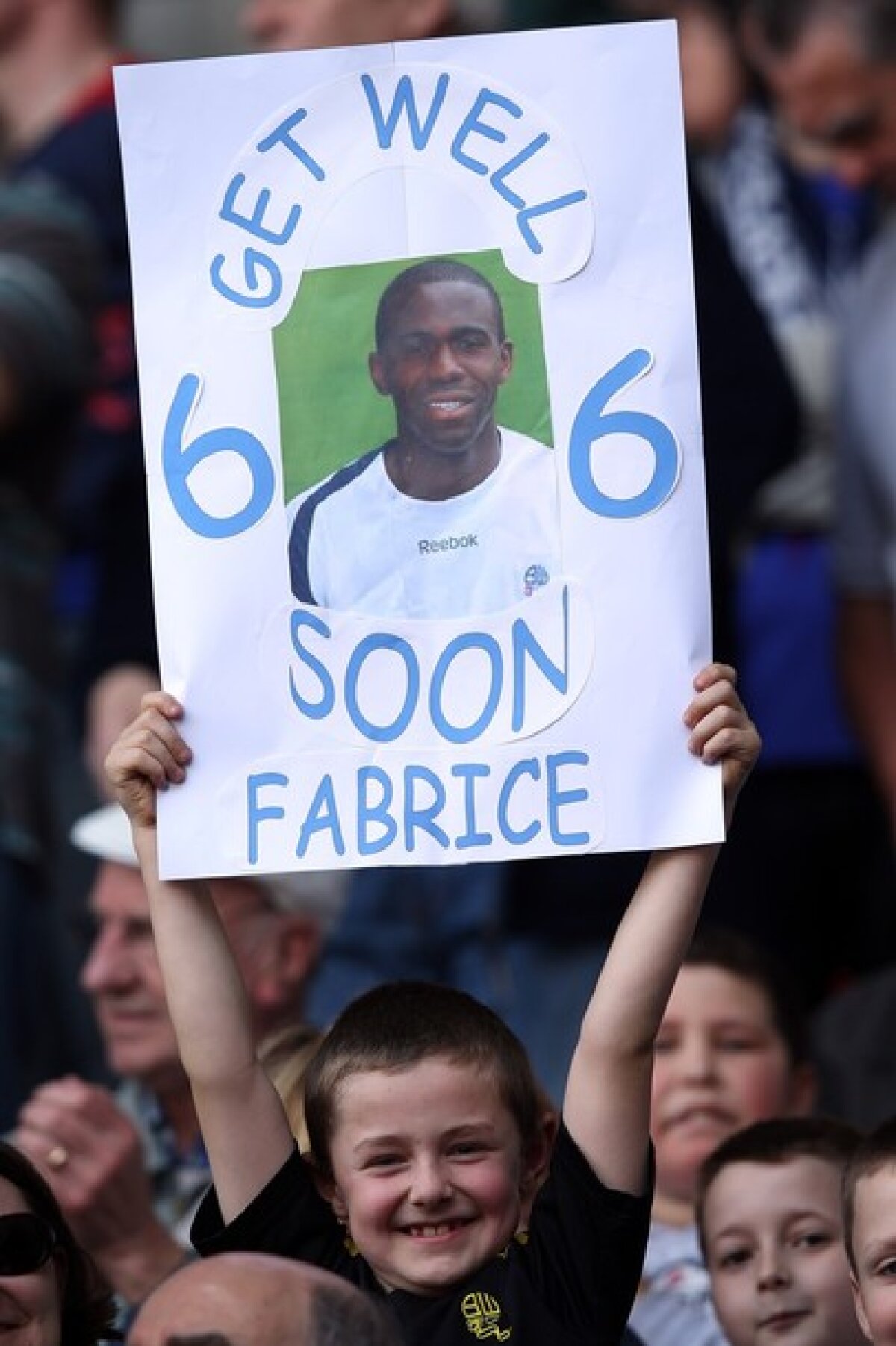 VIDEO şi FOTO » Imagini emoţionante din Anglia: Coregrafii speciale pentru Fabrice Muamba