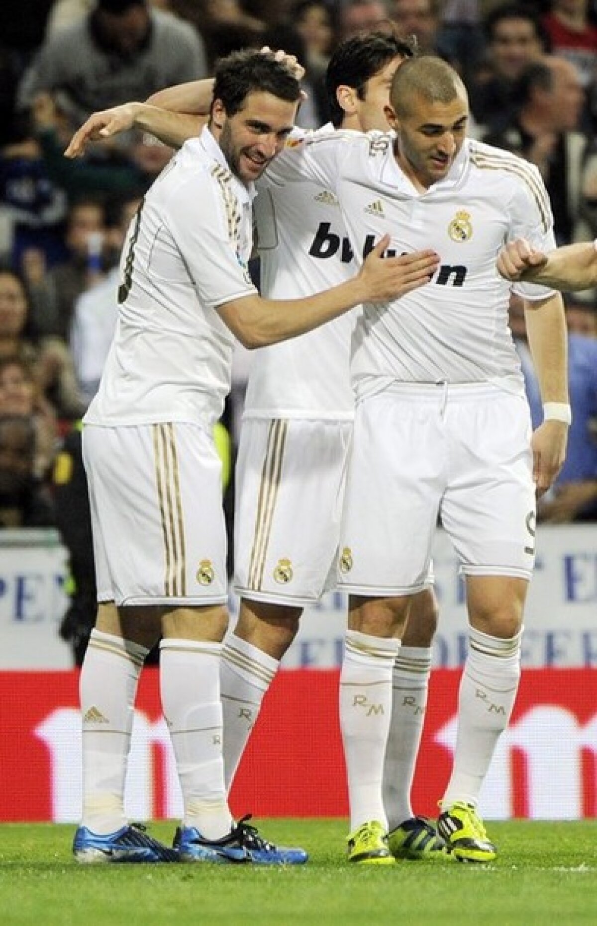 VIDEO şi FOTO » Rămîn 6 puncte diferenţă! Realul a făcut show pe Bernabeu după victoria Barcei la Mallorca