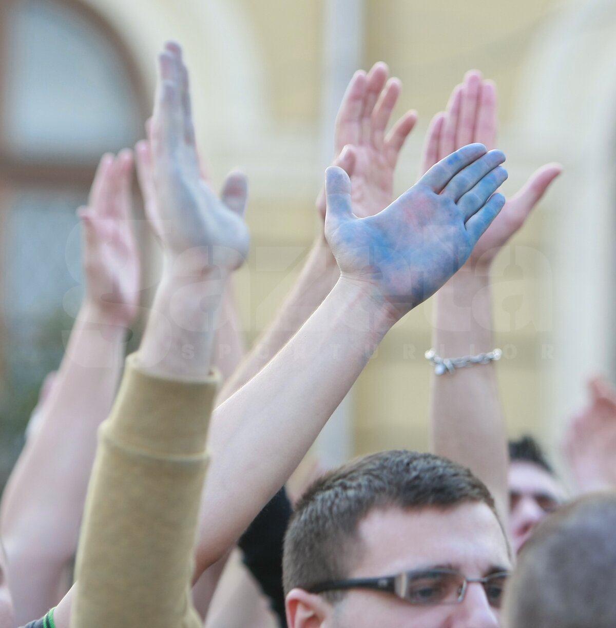 Violenţă extremă în Piaţa Victoriei: jandarmii au spart mitingul "Ştiinţa nu moare" cu gaze lacrimogene, pumni şi picioare