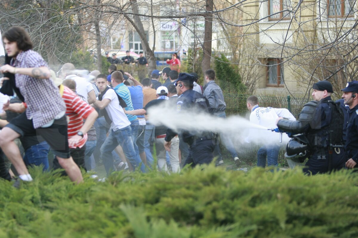 Violenţă extremă în Piaţa Victoriei: jandarmii au spart mitingul "Ştiinţa nu moare" cu gaze lacrimogene, pumni şi picioare