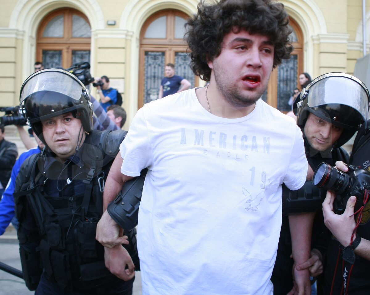 Violenţă extremă în Piaţa Victoriei: jandarmii au spart mitingul "Ştiinţa nu moare" cu gaze lacrimogene, pumni şi picioare