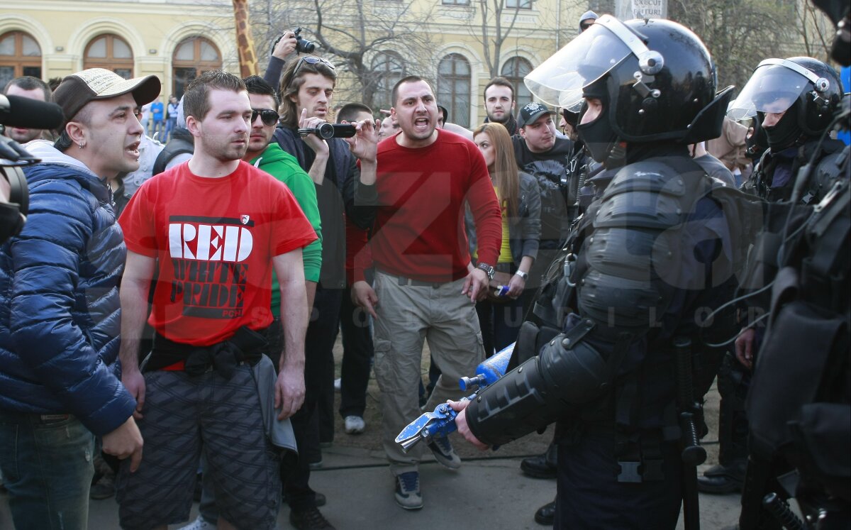 Violenţă extremă în Piaţa Victoriei: jandarmii au spart mitingul "Ştiinţa nu moare" cu gaze lacrimogene, pumni şi picioare