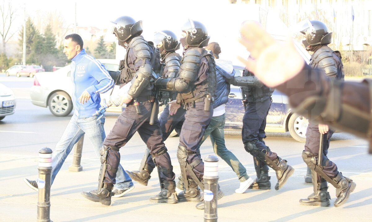 Violenţă extremă în Piaţa Victoriei: jandarmii au spart mitingul "Ştiinţa nu moare" cu gaze lacrimogene, pumni şi picioare