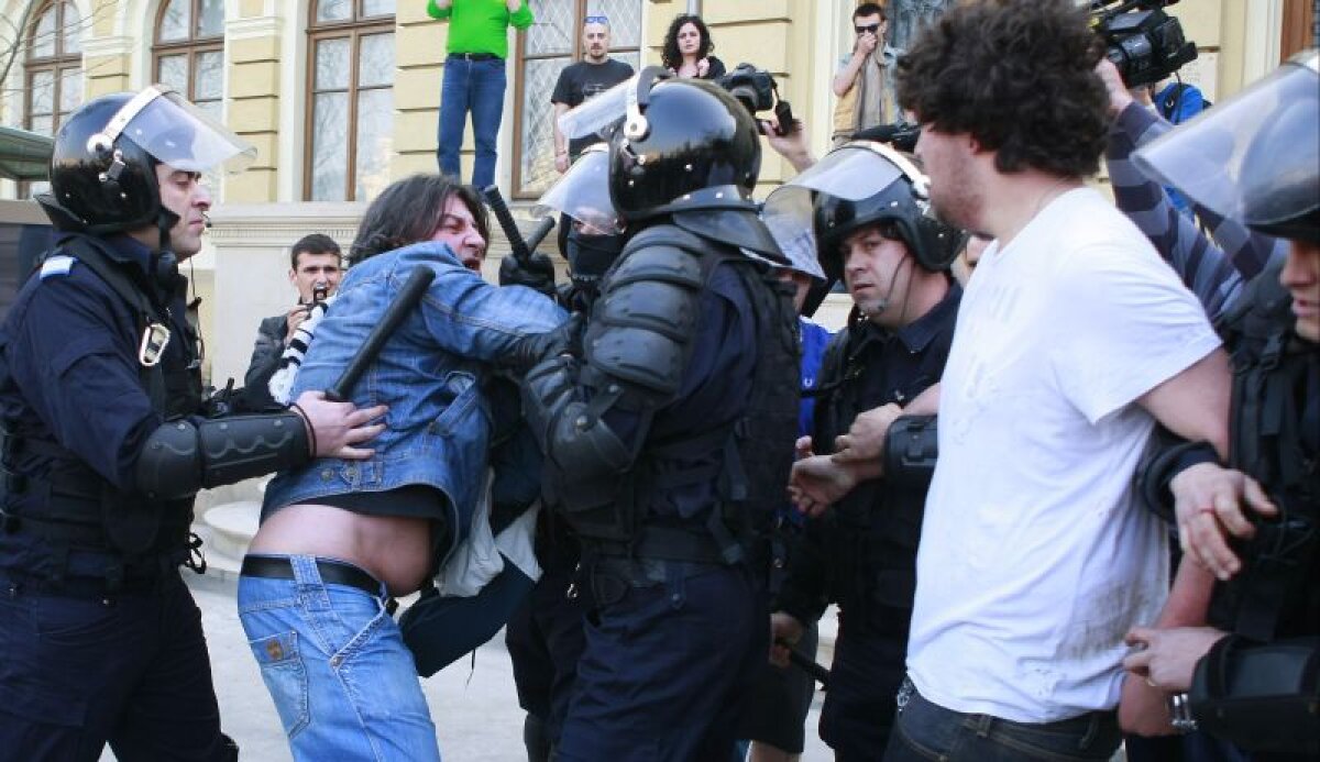 Violenţă extremă în Piaţa Victoriei: jandarmii au spart mitingul "Ştiinţa nu moare" cu gaze lacrimogene, pumni şi picioare