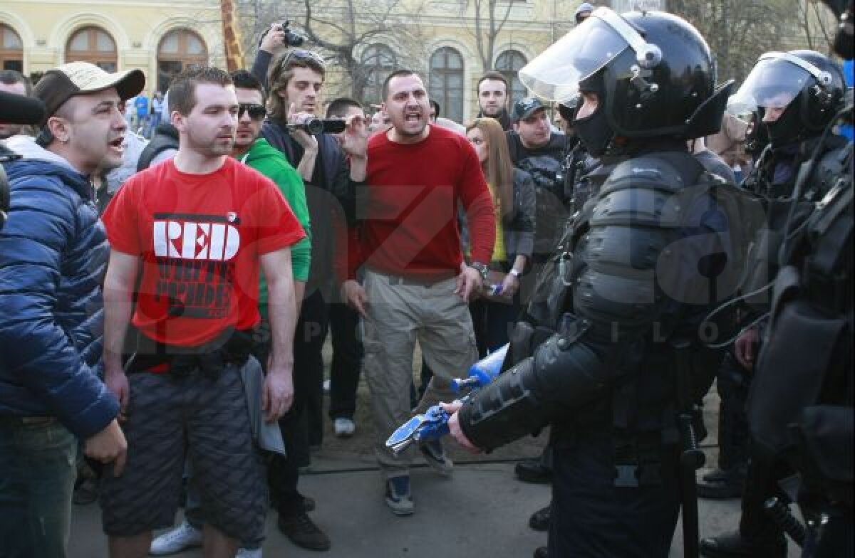 VIDEO Ultrajandarmeria » Reporterii Gazetei în violenţele de la mitingul "Ştiinţa nu moare": cum s-a transformat Piaţa Victoriei în teatru de luptă