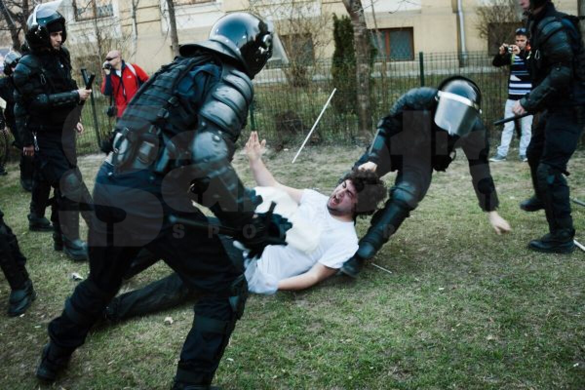 VIDEO Ultrajandarmeria » Reporterii Gazetei în violenţele de la mitingul "Ştiinţa nu moare": cum s-a transformat Piaţa Victoriei în teatru de luptă