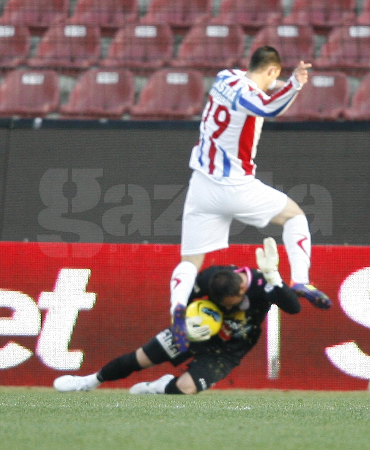 VIDEO CFR Cluj - Oţelul 2-0 » Campioana s-a înmuiat la pauză » "Daţi-vă că trag!"