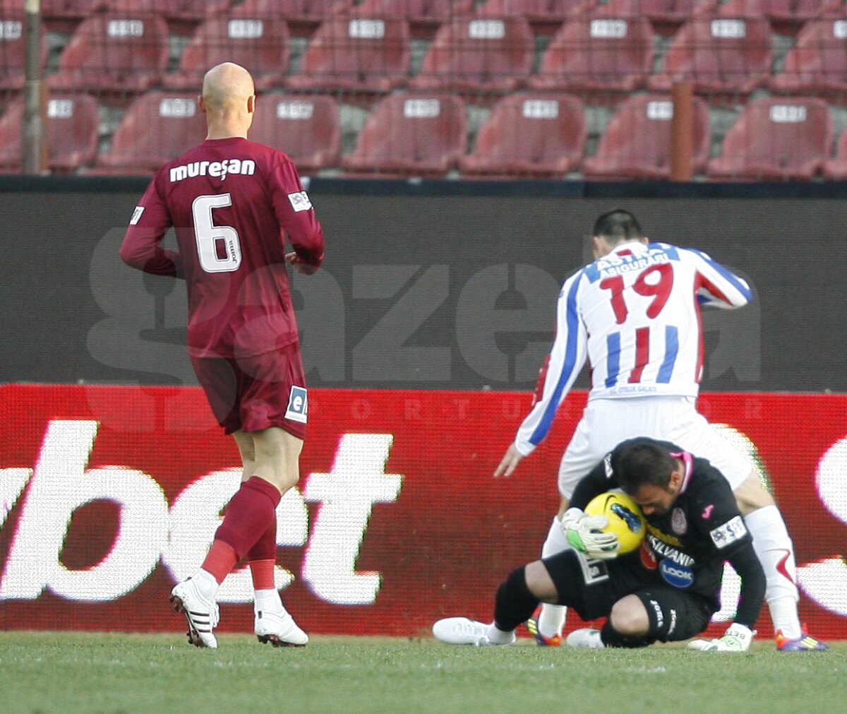VIDEO CFR Cluj - Oţelul 2-0 » Campioana s-a înmuiat la pauză » "Daţi-vă că trag!"