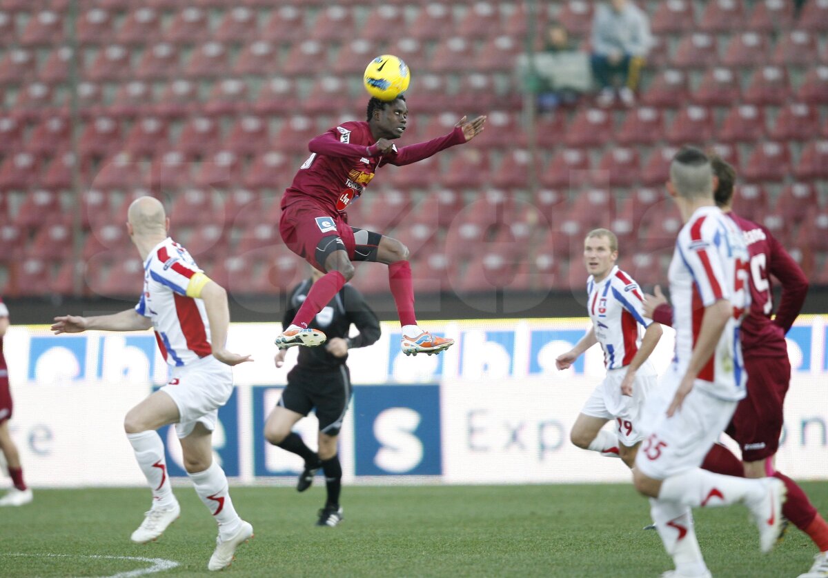 VIDEO CFR Cluj - Oţelul 2-0 » Campioana s-a înmuiat la pauză » "Daţi-vă că trag!"