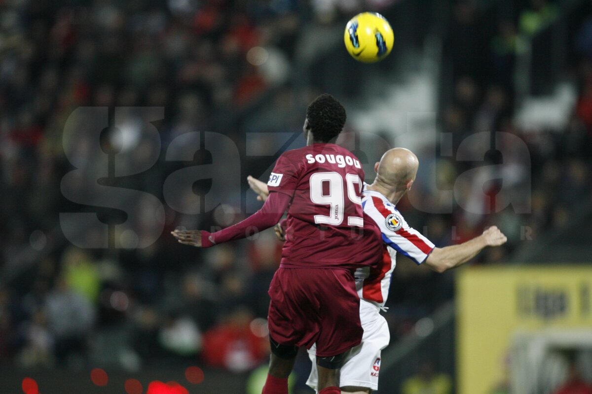 VIDEO CFR Cluj - Oţelul 2-0 » Campioana s-a înmuiat la pauză » "Daţi-vă că trag!"