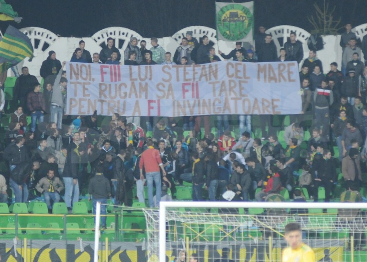FOTO Gramatică la galerie » Suporterii Vasluiului ironizează peluza alb-vişinie!