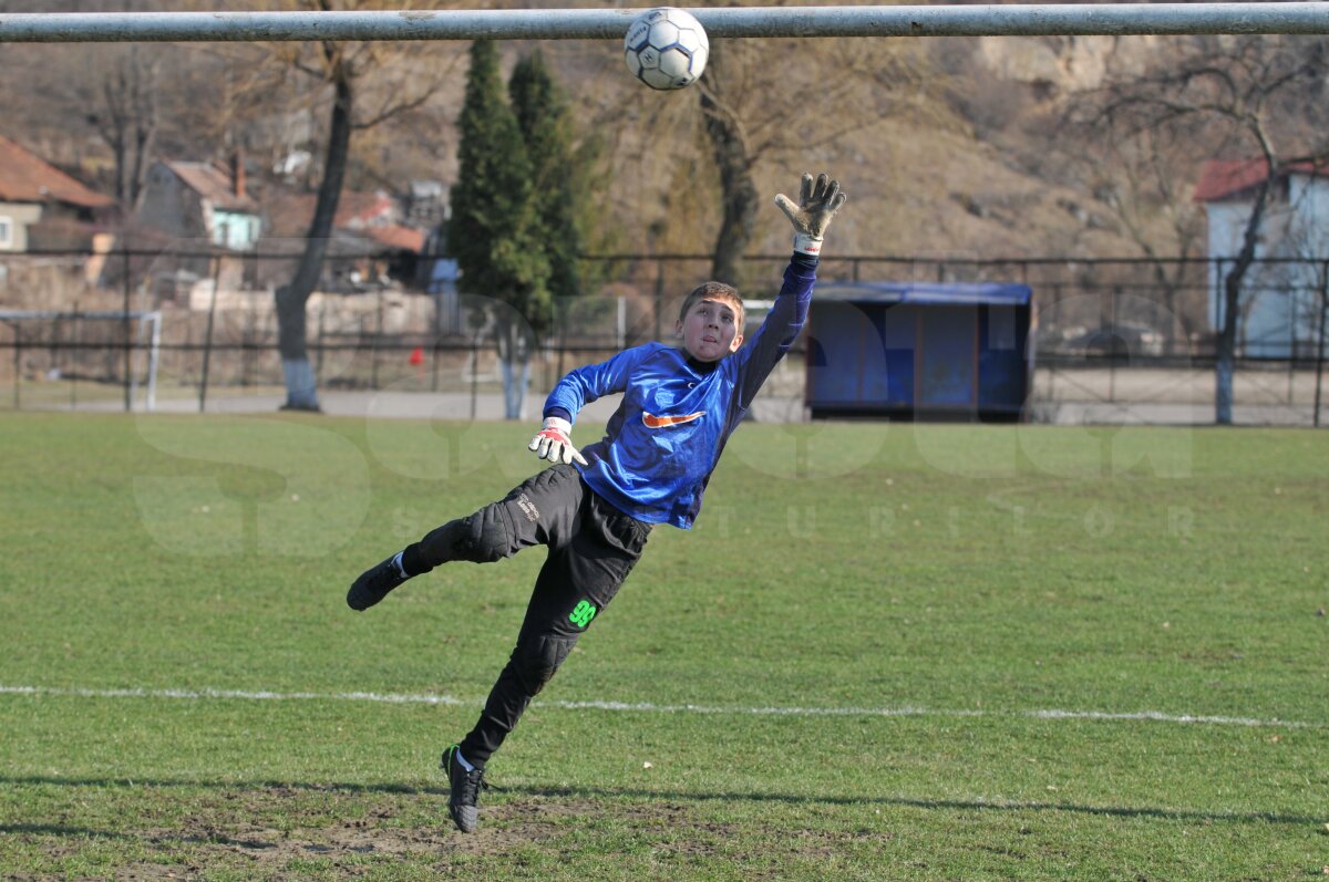 Dani Coman e mentorul celui mai bun portar junior din ţară la 13 ani, Albert Popa: îl ajută cu echipament şi îl încurajează înainte de meciuri
