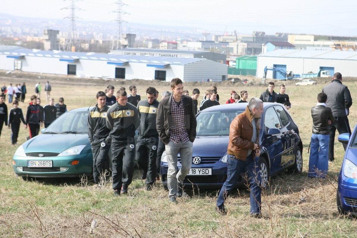 FOTO Claudiu Niculescu şi-a luat în serios rolul de "Educator" » A dat tonul la plantarea puieţilor ;)