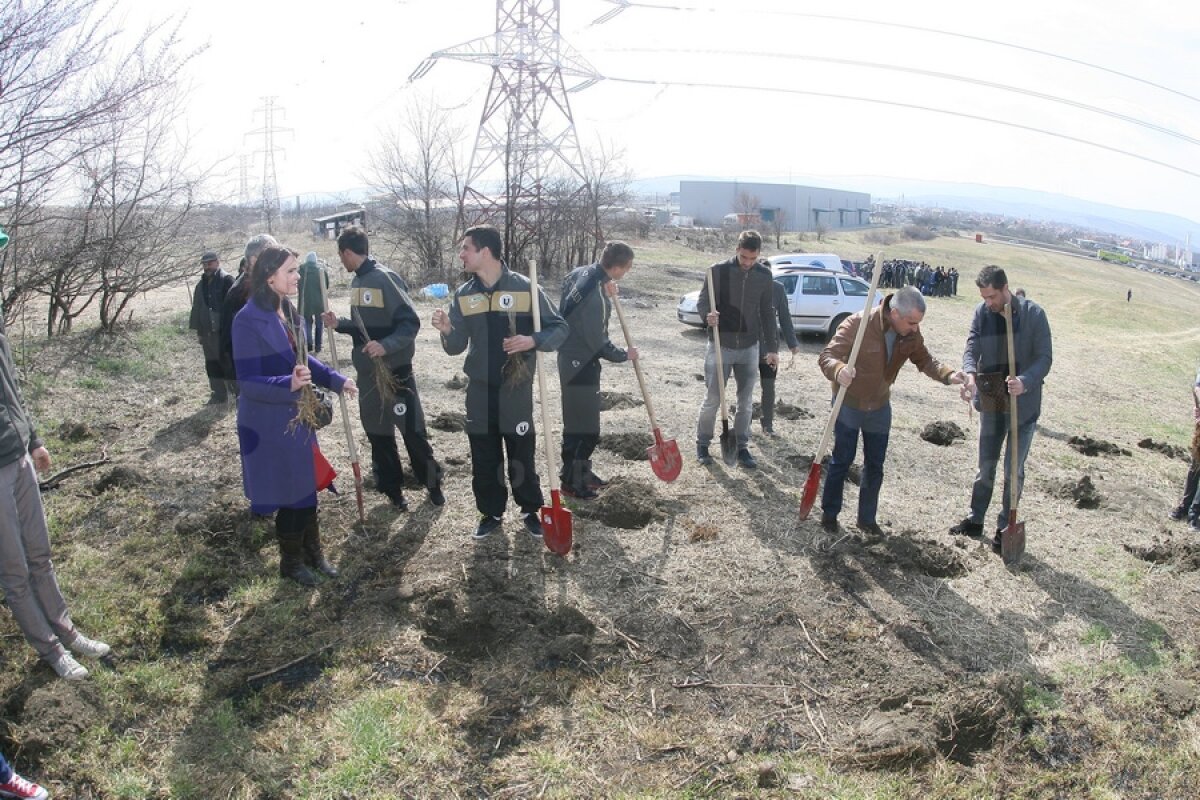 FOTO Claudiu Niculescu şi-a luat în serios rolul de "Educator" » A dat tonul la plantarea puieţilor ;)