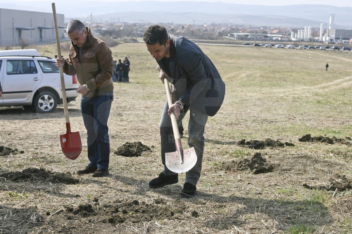 FOTO Claudiu Niculescu şi-a luat în serios rolul de "Educator" » A dat tonul la plantarea puieţilor ;)