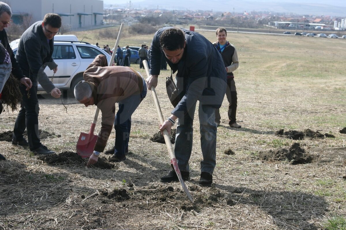 FOTO Claudiu Niculescu şi-a luat în serios rolul de "Educator" » A dat tonul la plantarea puieţilor ;)