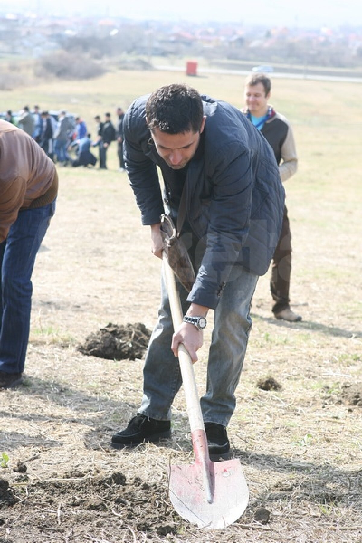 FOTO Claudiu Niculescu şi-a luat în serios rolul de "Educator" » A dat tonul la plantarea puieţilor ;)