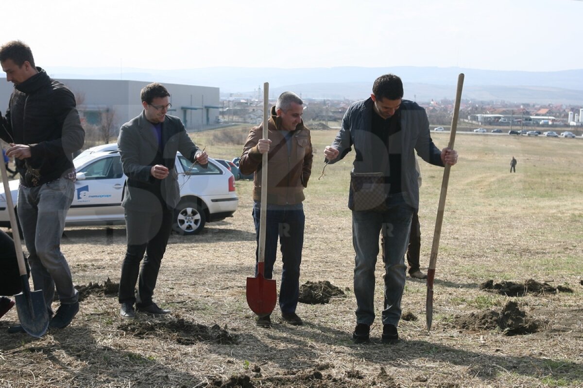 FOTO Claudiu Niculescu şi-a luat în serios rolul de "Educator" » A dat tonul la plantarea puieţilor ;)