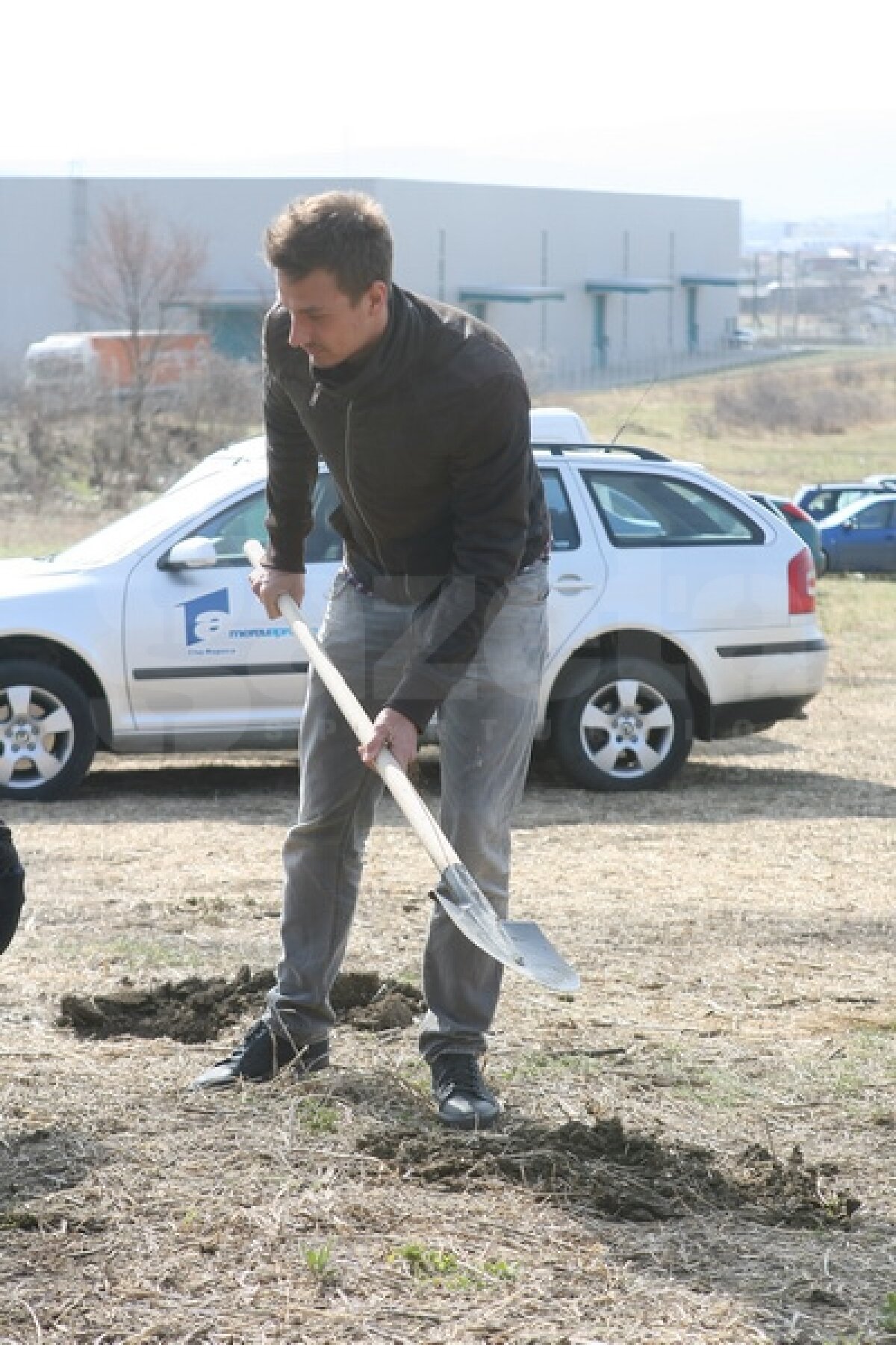 FOTO Claudiu Niculescu şi-a luat în serios rolul de "Educator" » A dat tonul la plantarea puieţilor ;)