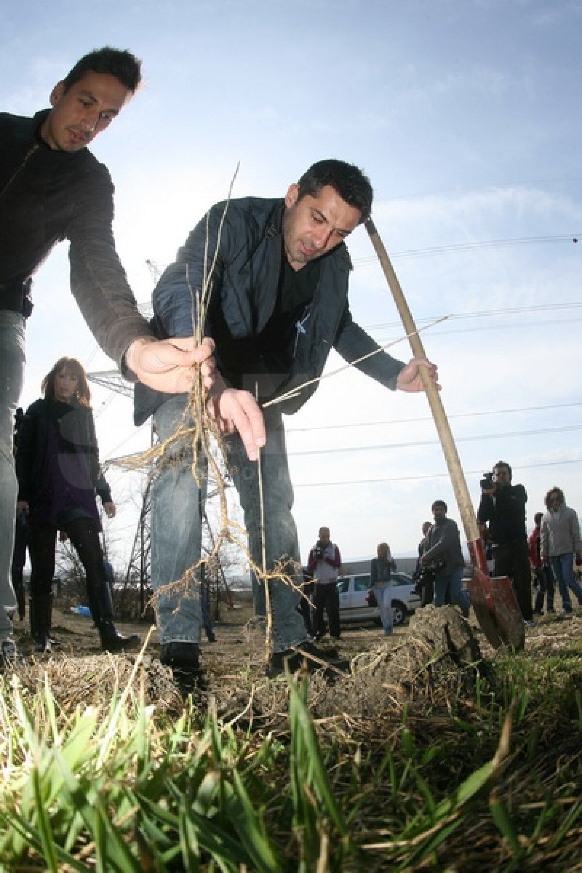 FOTO Claudiu Niculescu şi-a luat în serios rolul de "Educator" » A dat tonul la plantarea puieţilor ;)