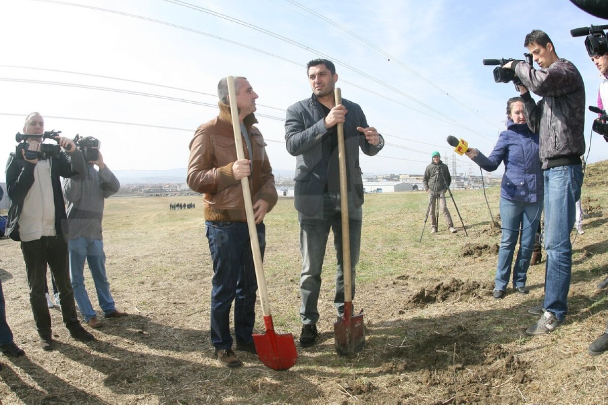 FOTO Claudiu Niculescu şi-a luat în serios rolul de "Educator" » A dat tonul la plantarea puieţilor ;)