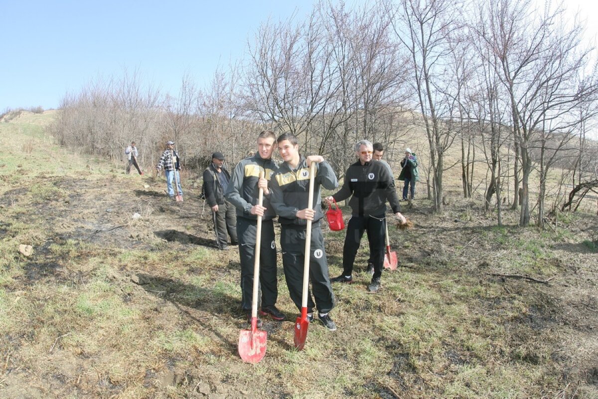 FOTO Claudiu Niculescu şi-a luat în serios rolul de "Educator" » A dat tonul la plantarea puieţilor ;)