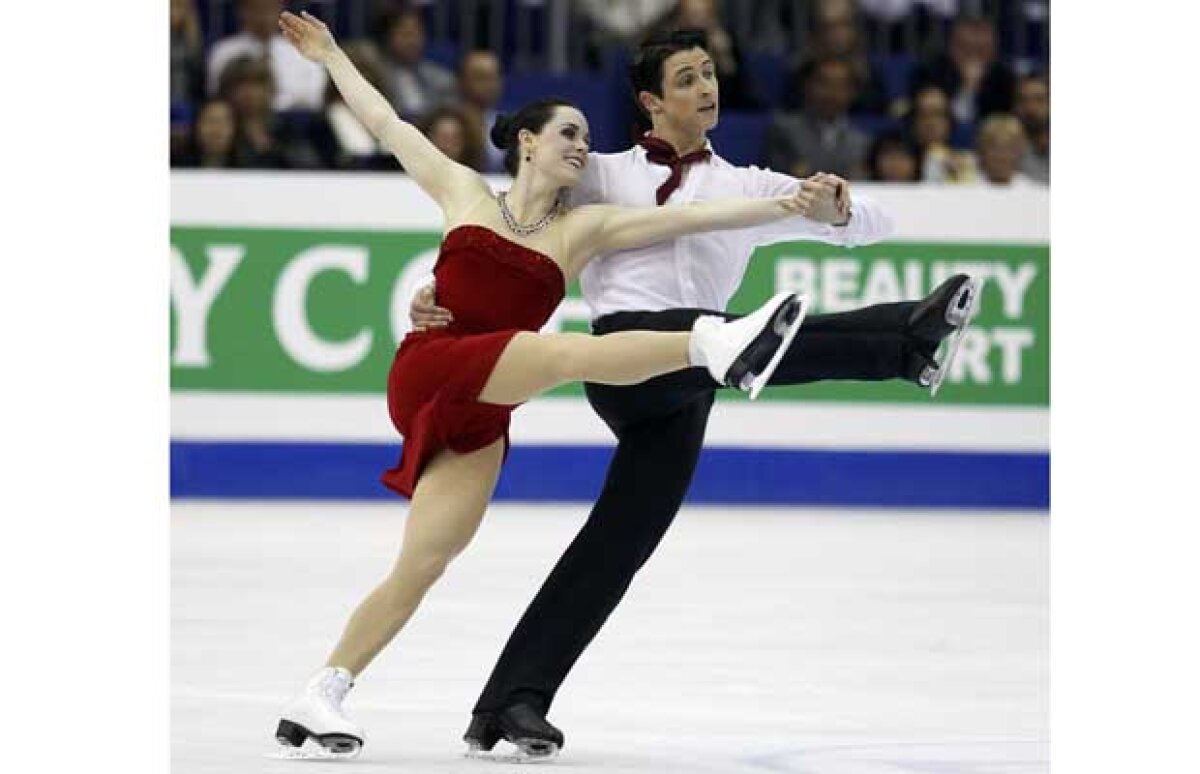 FOTO Au strălucit pe gheaţă » Tessa Virtue şi Scott Moir au cucerit cel de-al doilea titlu mondial la dans