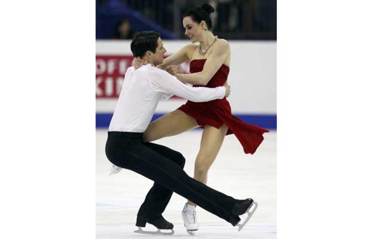 FOTO Au strălucit pe gheaţă » Tessa Virtue şi Scott Moir au cucerit cel de-al doilea titlu mondial la dans