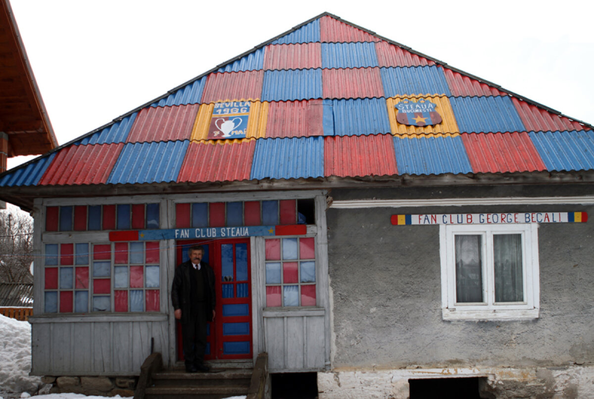 Templul bizar din Ţara Moţilor » Ioan Bobar şi-a vopsit casa în culorile roş-albastre
