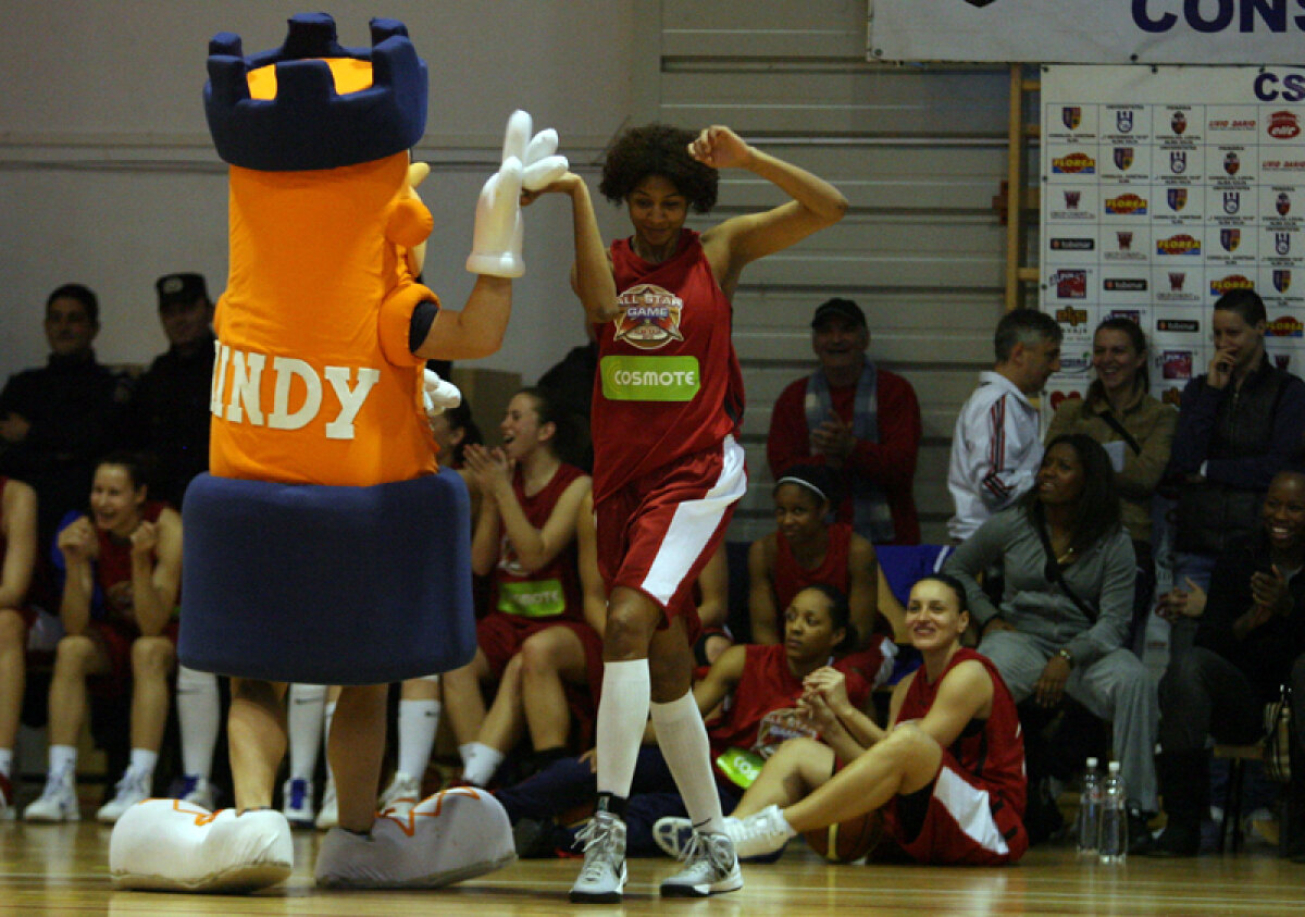 Ce fete mişto! » Stelele baschetului feminin au făcut show aseară la Alba Iulia