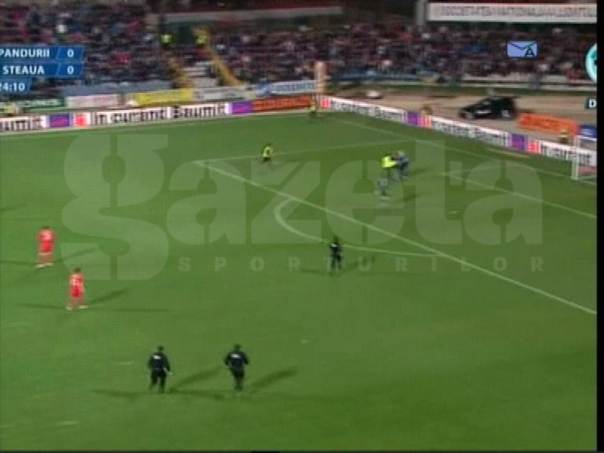 Incidente la Tg. Jiu » Un suporter a pătruns pe teren şi i-a arătat fundul lui Stanca :O