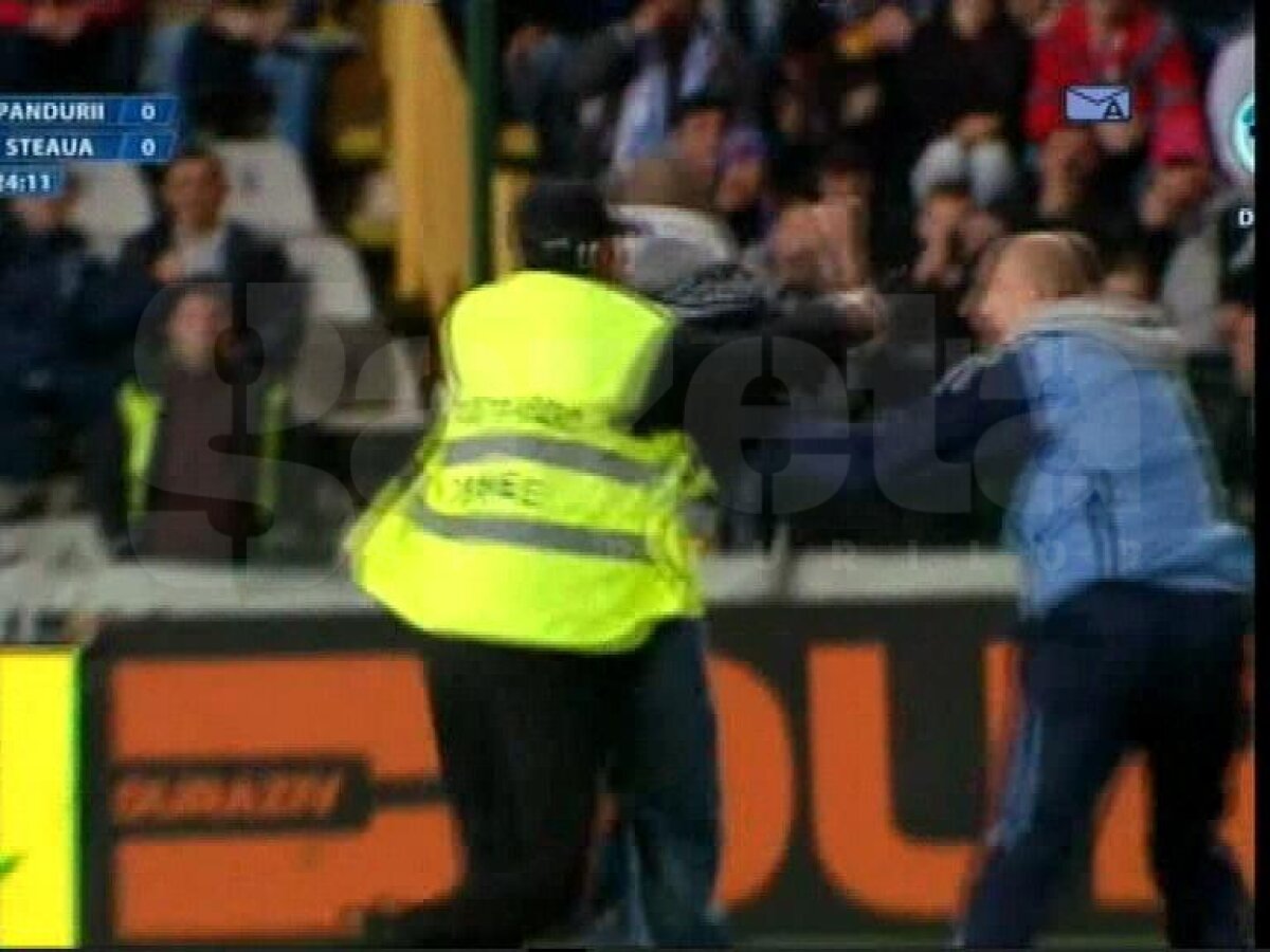 Incidente la Tg. Jiu » Un suporter a pătruns pe teren şi i-a arătat fundul lui Stanca :O