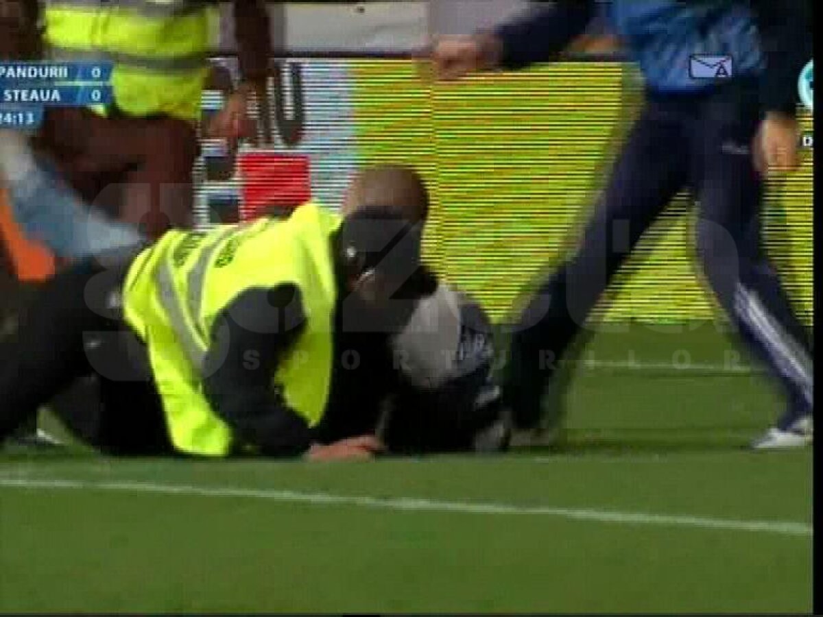 Incidente la Tg. Jiu » Un suporter a pătruns pe teren şi i-a arătat fundul lui Stanca :O