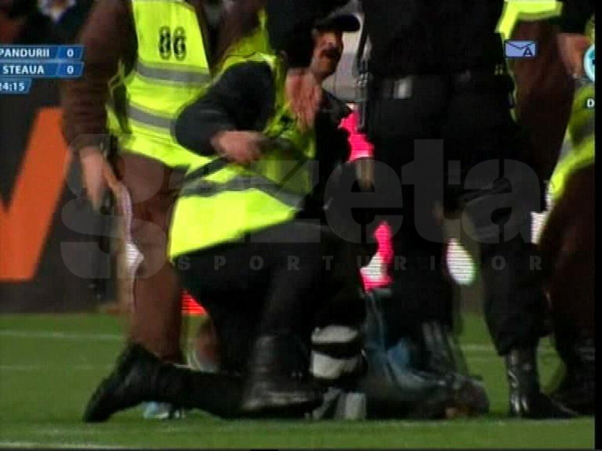 Incidente la Tg. Jiu » Un suporter a pătruns pe teren şi i-a arătat fundul lui Stanca :O