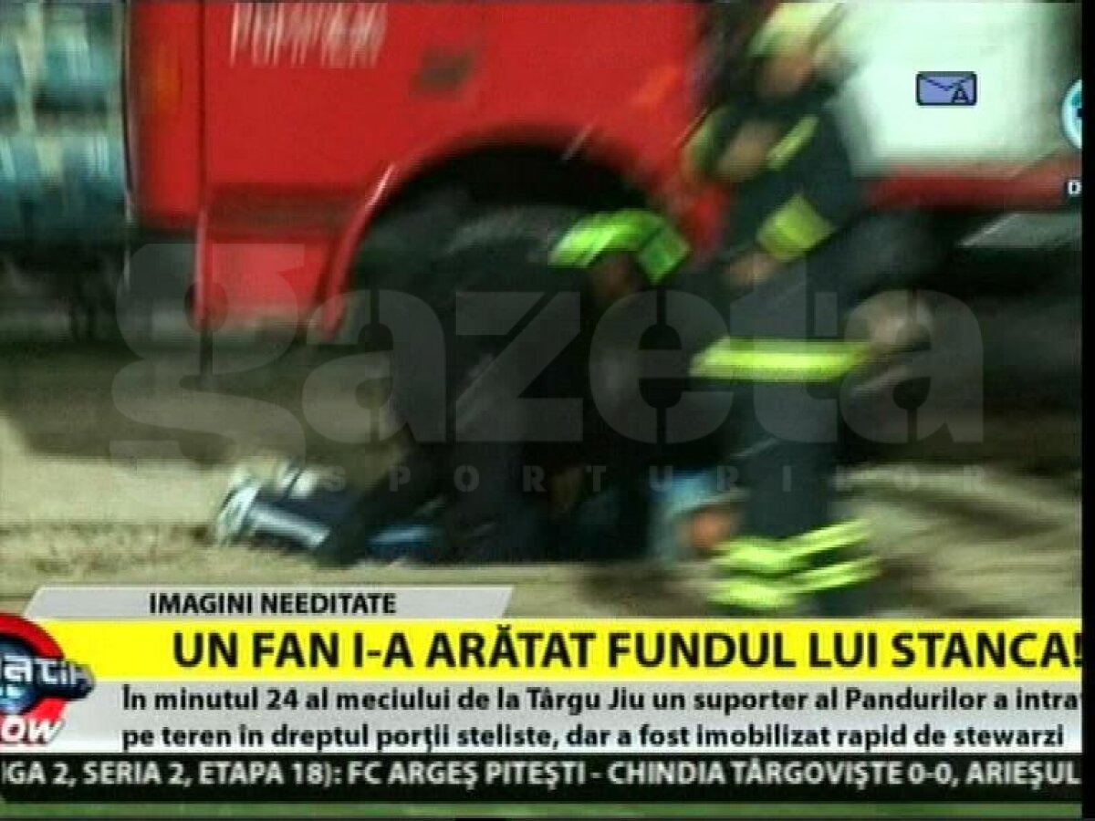 Incidente la Tg. Jiu » Un suporter a pătruns pe teren şi i-a arătat fundul lui Stanca :O