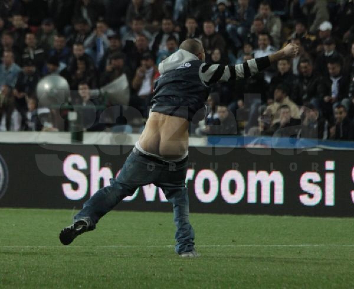 Incidente la Tg. Jiu » Un suporter a pătruns pe teren şi i-a arătat fundul lui Stanca :O