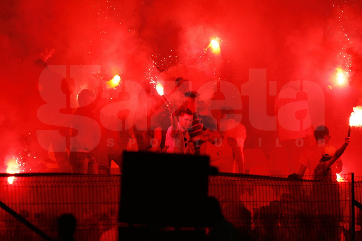 FOTO Derby în tribune. De la "Cînd plouă sînteţi 9 şi ăia împărţiţi în două" la "Cînd vedeţi abecedare, fugiţi cît puteţi de tare" :D