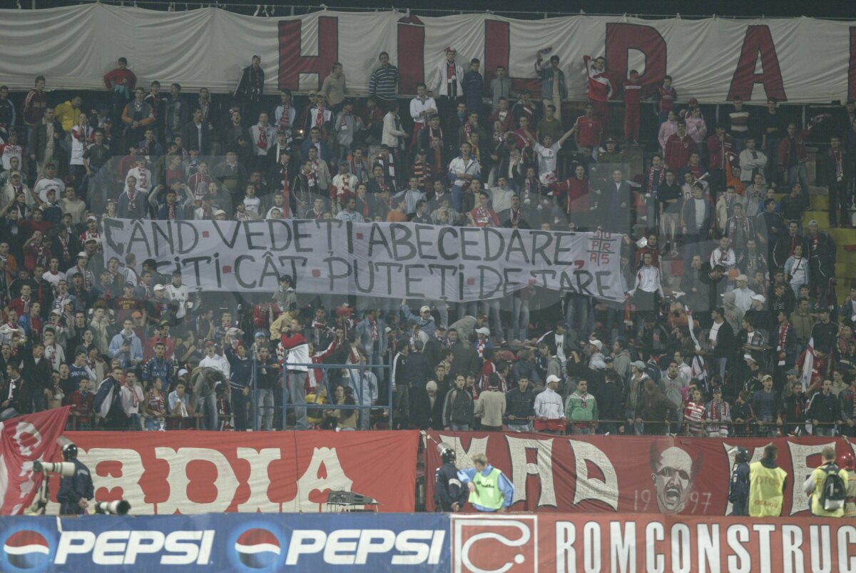 FOTO Derby în tribune. De la "Cînd plouă sînteţi 9 şi ăia împărţiţi în două" la "Cînd vedeţi abecedare, fugiţi cît puteţi de tare" :D