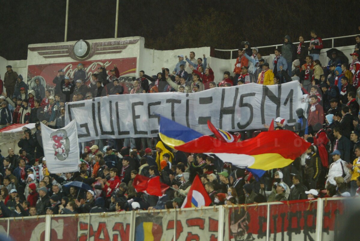 FOTO Derby în tribune. De la "Cînd plouă sînteţi 9 şi ăia împărţiţi în două" la "Cînd vedeţi abecedare, fugiţi cît puteţi de tare" :D