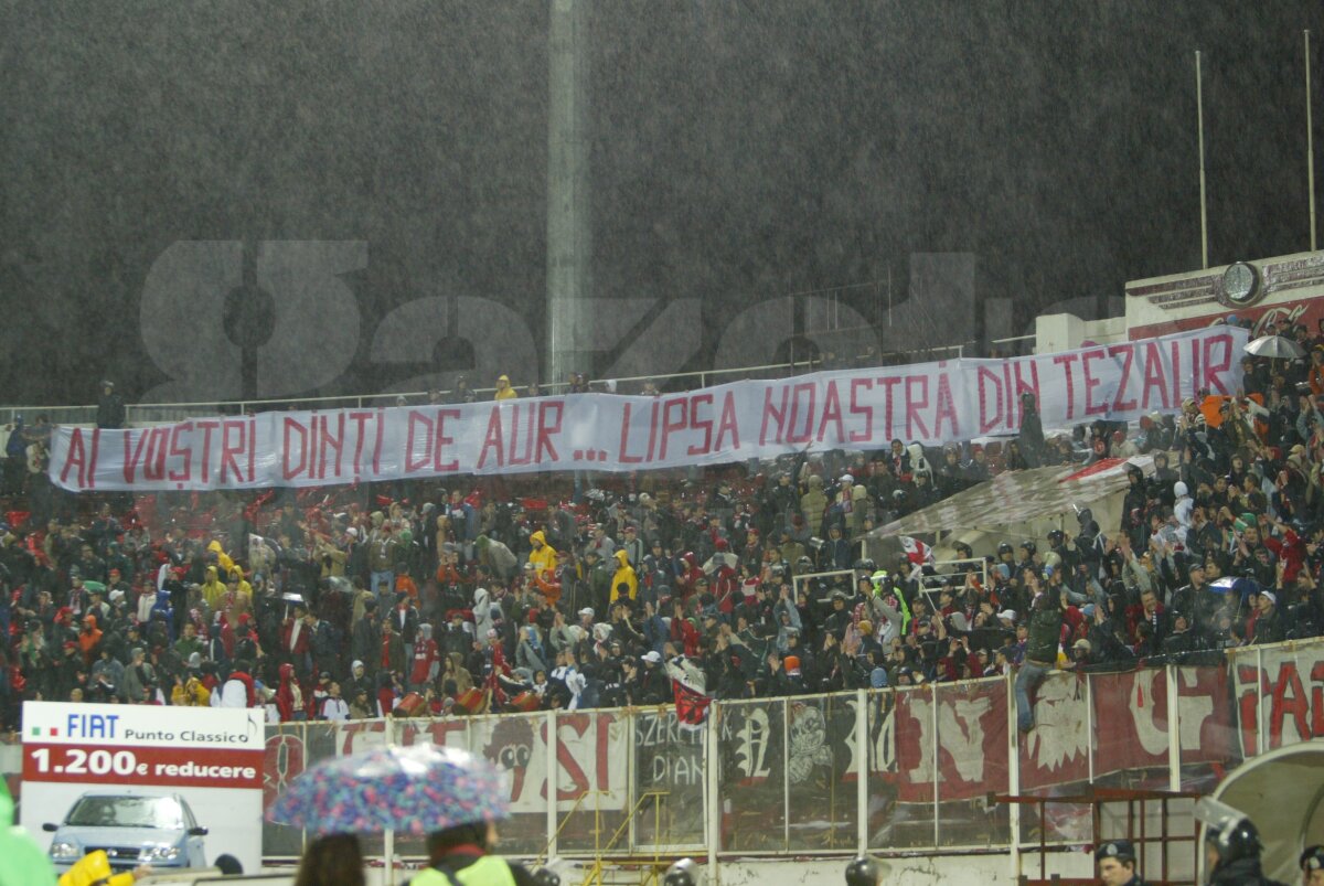FOTO Derby în tribune. De la "Cînd plouă sînteţi 9 şi ăia împărţiţi în două" la "Cînd vedeţi abecedare, fugiţi cît puteţi de tare" :D