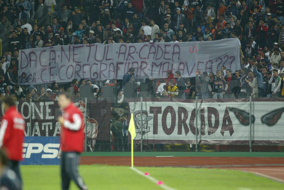 FOTO Derby în tribune. De la "Cînd plouă sînteţi 9 şi ăia împărţiţi în două" la "Cînd vedeţi abecedare, fugiţi cît puteţi de tare" :D