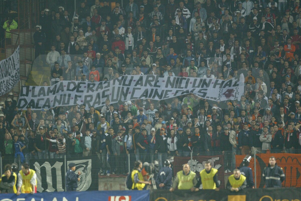 FOTO Derby în tribune. De la "Cînd plouă sînteţi 9 şi ăia împărţiţi în două" la "Cînd vedeţi abecedare, fugiţi cît puteţi de tare" :D
