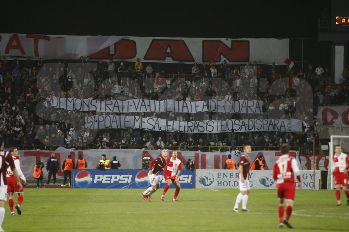 FOTO Derby în tribune. De la "Cînd plouă sînteţi 9 şi ăia împărţiţi în două" la "Cînd vedeţi abecedare, fugiţi cît puteţi de tare" :D